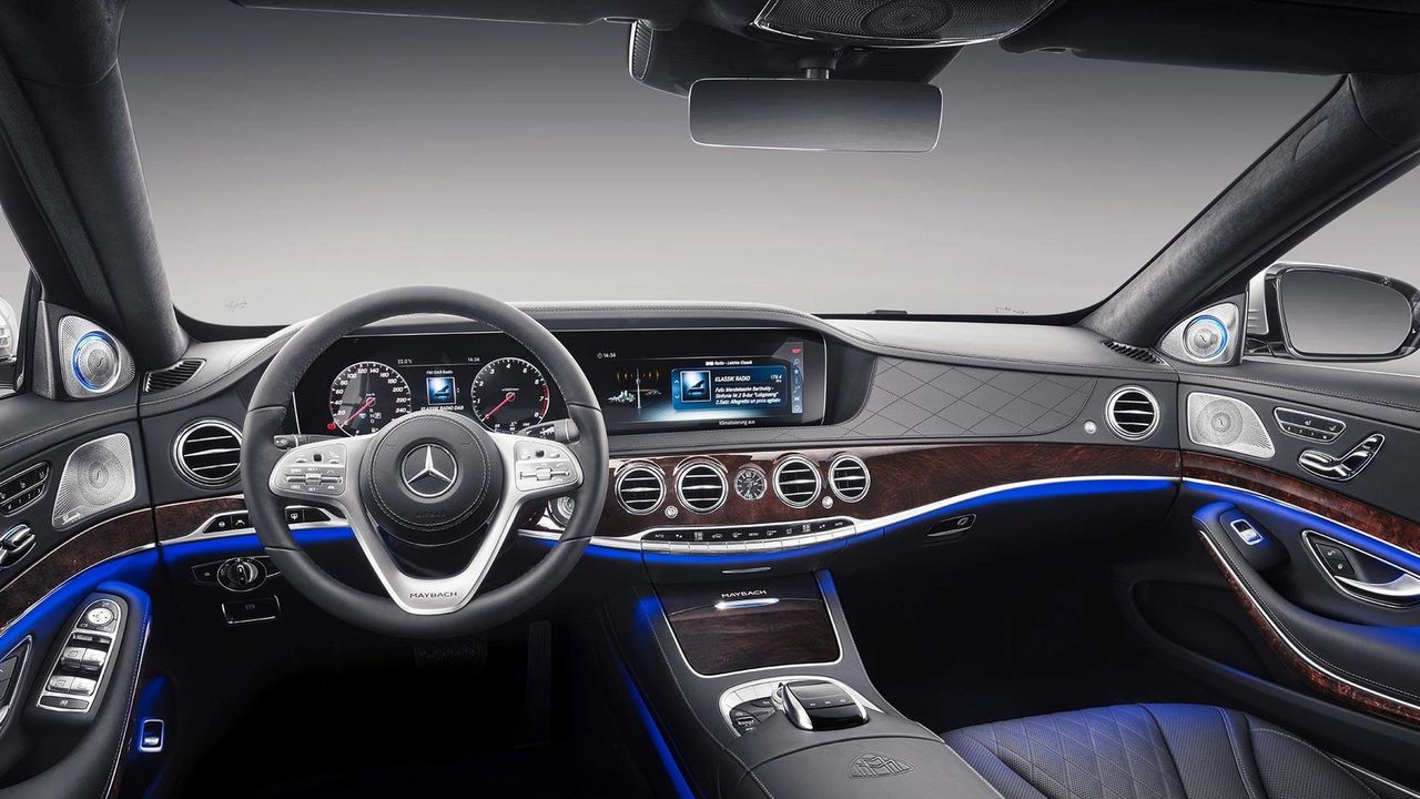 Mercedes-Maybach S-Class научили проецировать картинки на дорогу