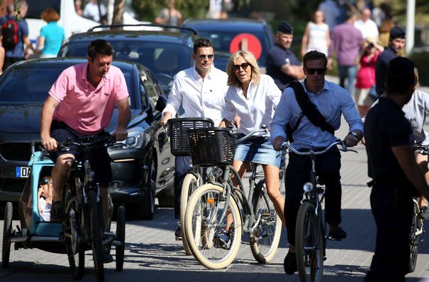 Prima Doamnă a Franţei a făcut senzaţie într-o fustă mini pe o bicicletă