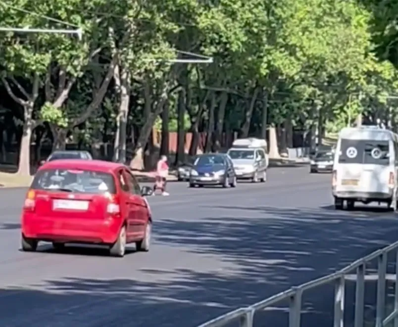 На улицах Кишинева обновили асфальт, но не нанесли разметку