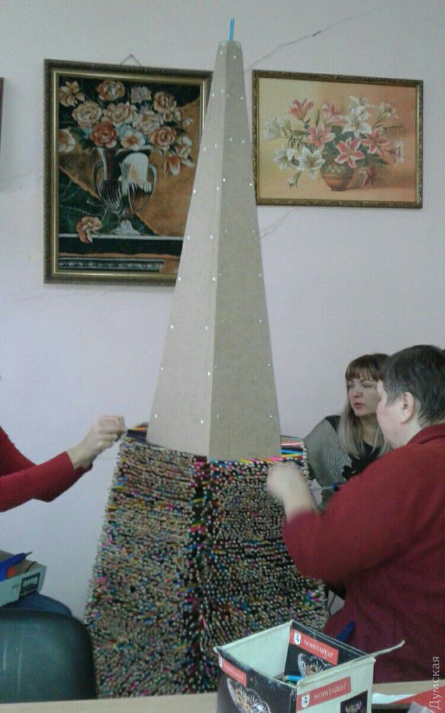 В Одесской области собирают новогоднюю елку из тысяч цветных карандашей