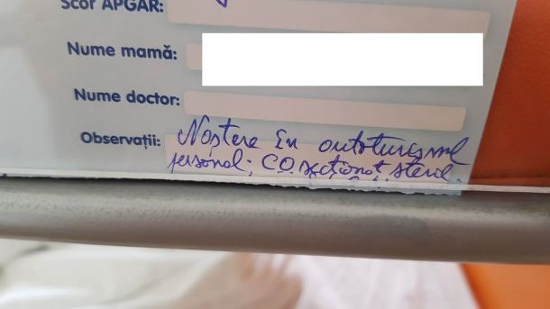 O tânără femeie a născut în mașină, în fața maternității