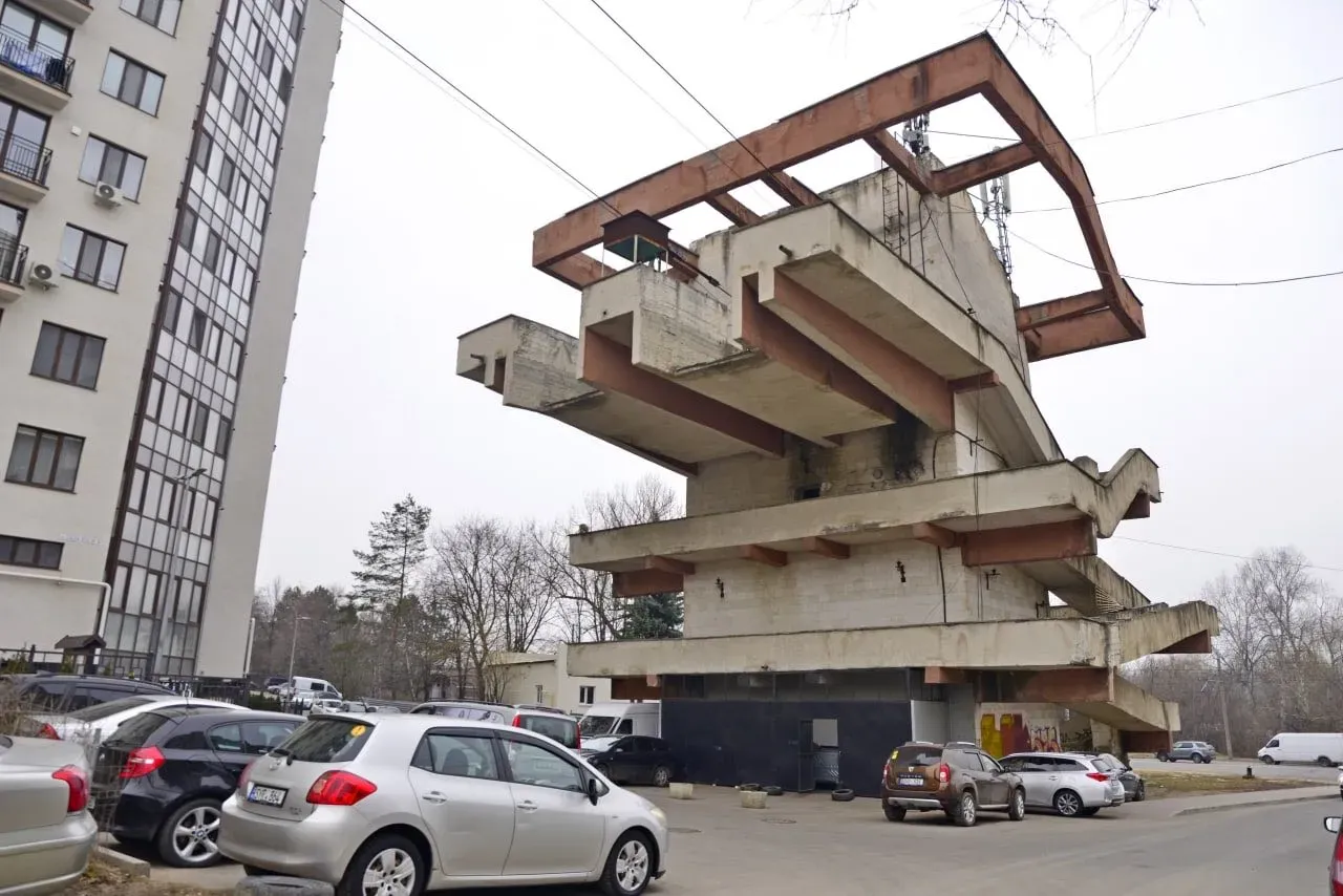 Locuitorii sectorului Buiucani cer Primăriei să demoleze telefericul abandonat: Cad pietre de pe el