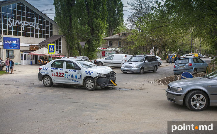 На Буюканах произошло ДТП с участием машины такси