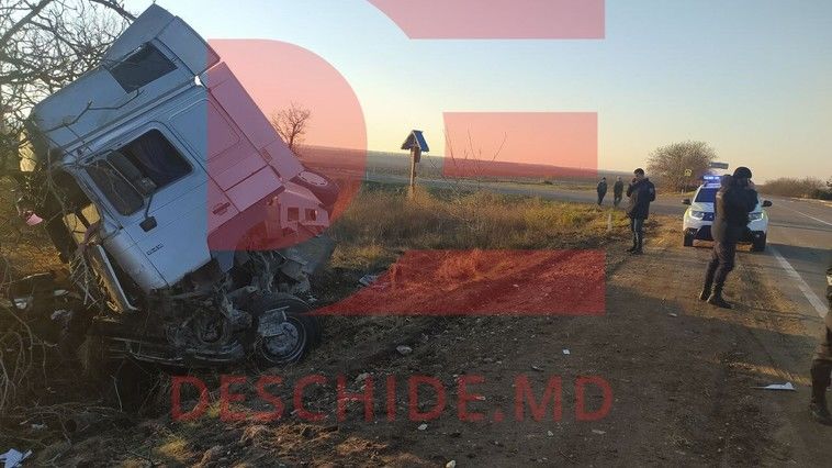 В Штефан-Водском районе произошло ДТП: столкнулись грузовик и легковушка