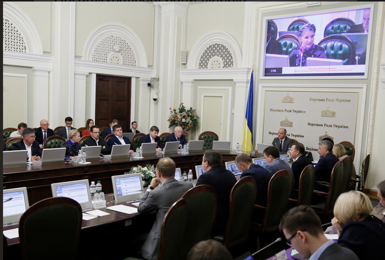 Тимошенко пришла на встречу с депутатами в "наполеоновском" мундире