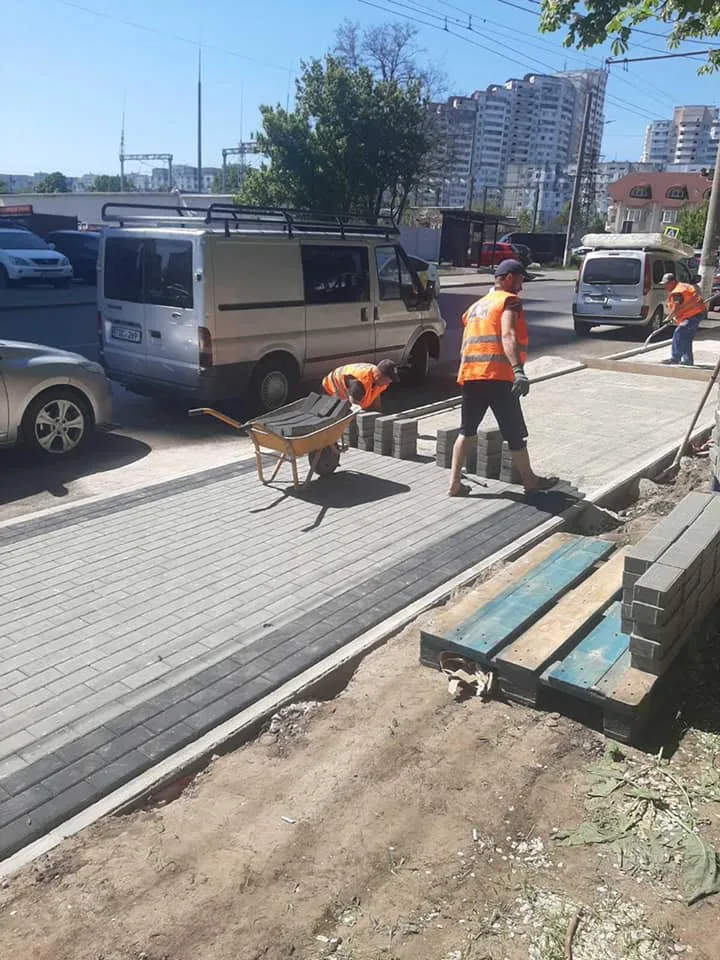 На столичной улице Буребиста продолжается благоустройство пешеходной и парковочной зоны