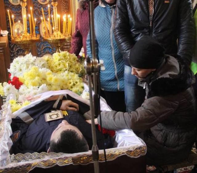 Гроб с телом погибшего спасателя доставили в родное село Пухой в сопровождении колонны пожарных машин