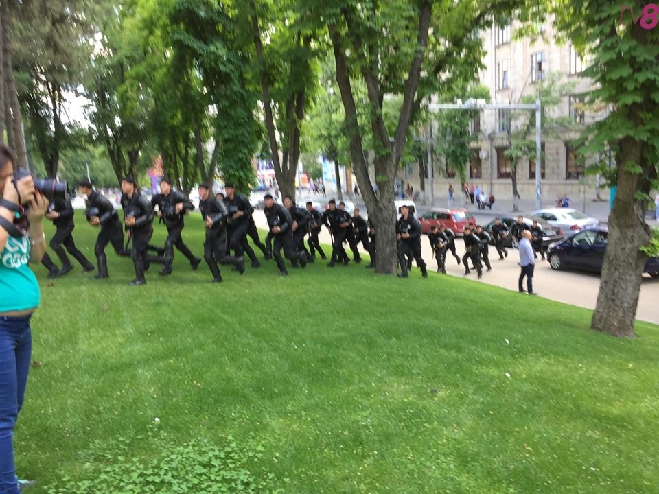 Санду пыталась сфотографировать лица подростков, скрывающихся за плакатами