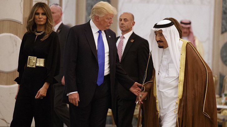 Apariţie şocantă a Melaniei Trump în Arabia Saudită! Ce nu a respectat prima doamnă a Americii