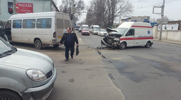 Impact în lanţ în centrul capitalei: O ambulanţă, un microbuz şi o maşină s-au ciocnit