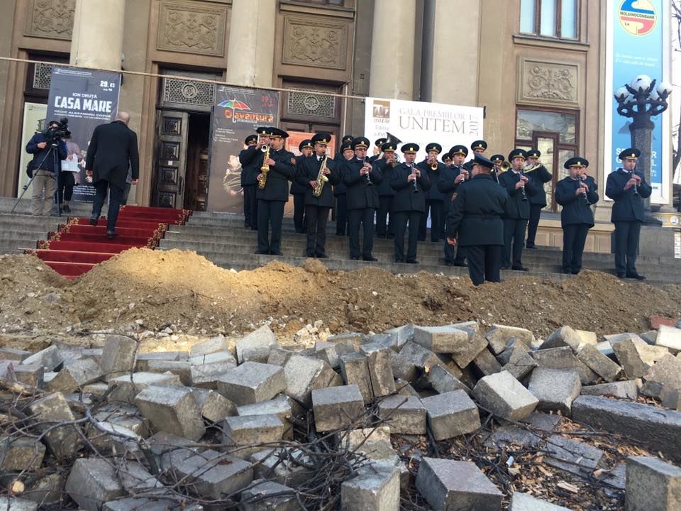 Молдавские театралы вынуждены идти на вручение премий через баррикады