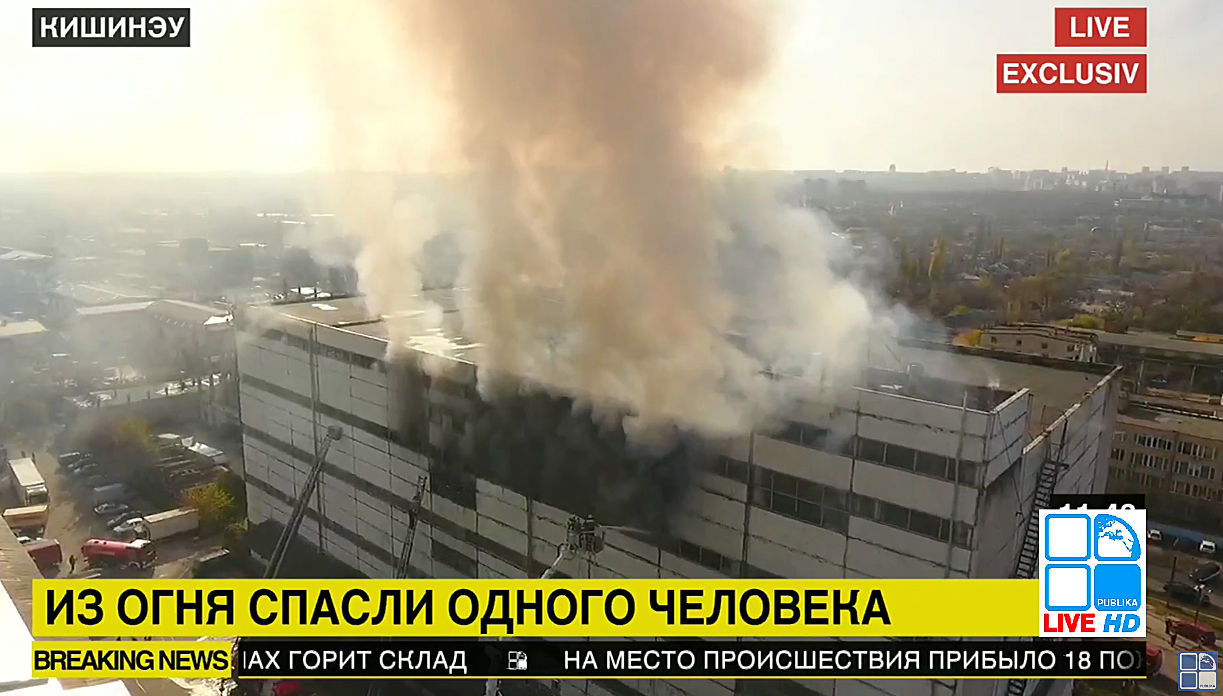 Здание, охваченное пожаром, может рухнуть