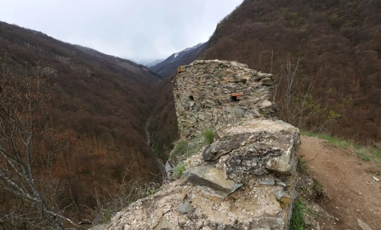 O cetate din secolul al XIV-lea, redescoperită în Carpați