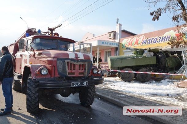 В Николаеве армейский бензовоз въехал в зоомагазин