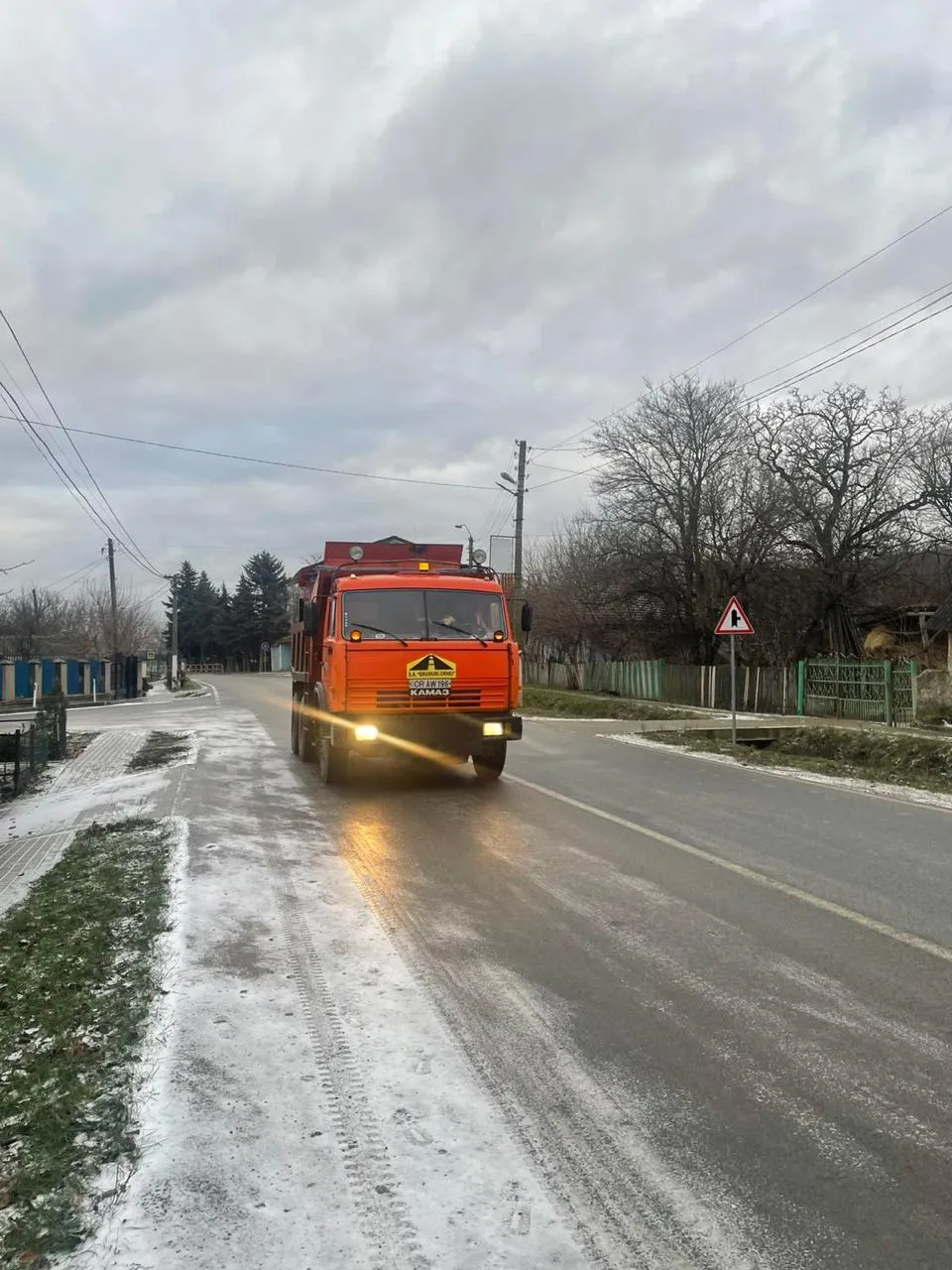Drumarii au intervenit pe trasee pentru combaterea lunecușului
