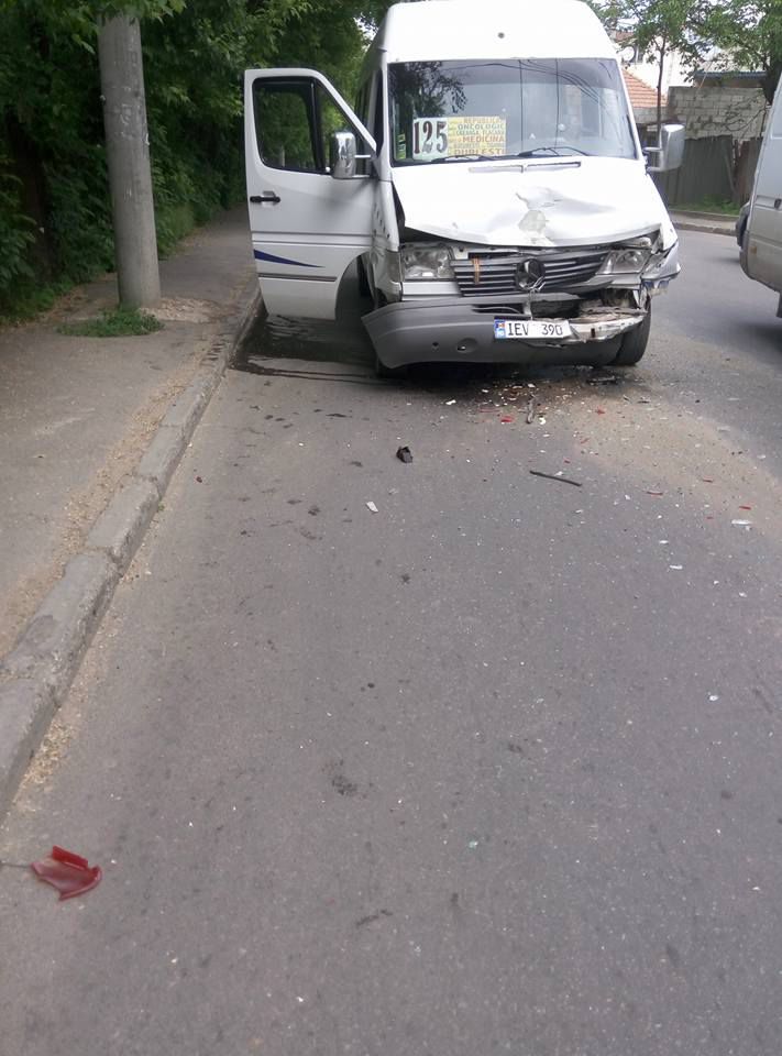 Un microbuz de rută s-a ciocnit cu un Mercedes. Opt persoane traumate
