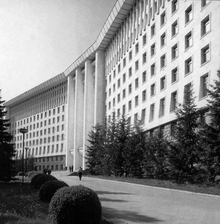 Исторические фото напоминают, как строилось здание Парламента Молдовы