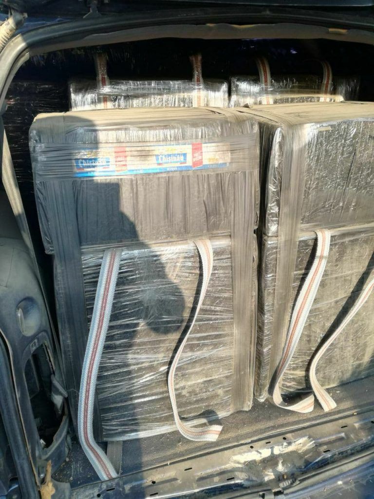 В приграничной зоне Глодянского района микроавтобус с контрабандой сигарет бросили среди подсолнухов