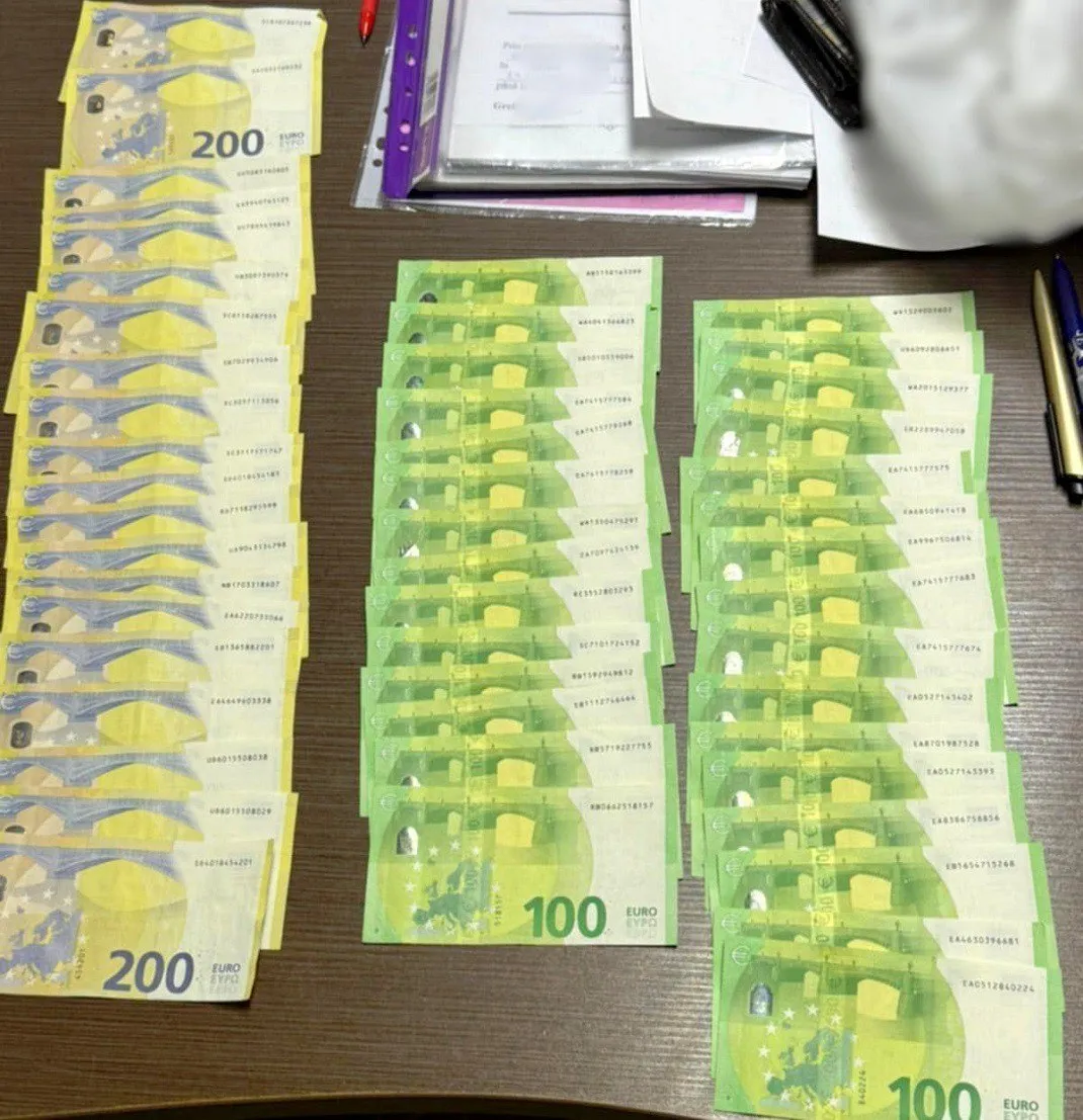 Un avocat, reținut în flagrant de CNA cu o mită de 10.000 de euro