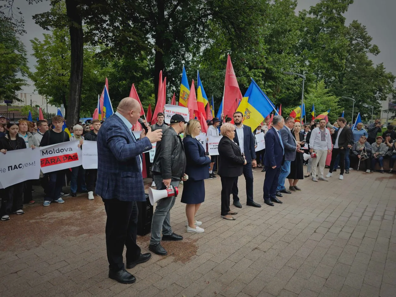 Протест сторонников Шора проходит у здания парламента