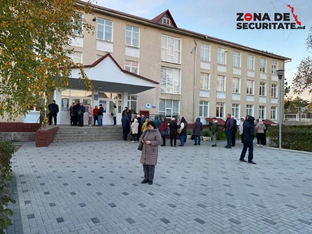 В Варнице на входе в избирательные участки с утра выстроились очереди