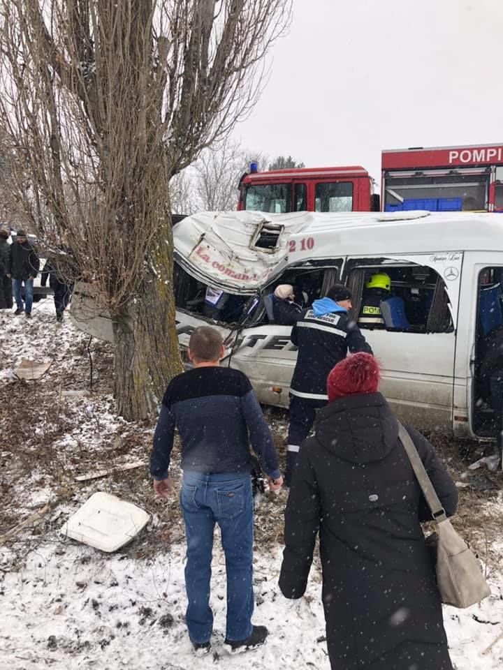 В ДТП с участием рейсового микроавтобуса пострадали 4 человека