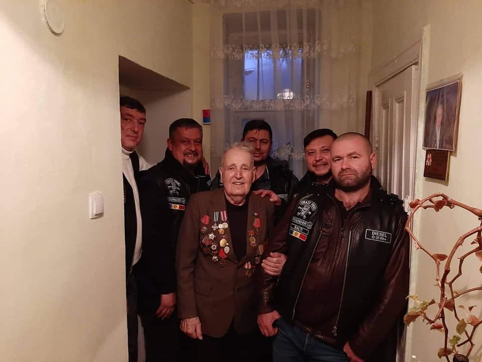 Бельцкие байкеры поздравили ветеранов ВОВ с Новым годом