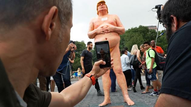 На аукционе в США хотят продать статую обнажённого президента Трампа