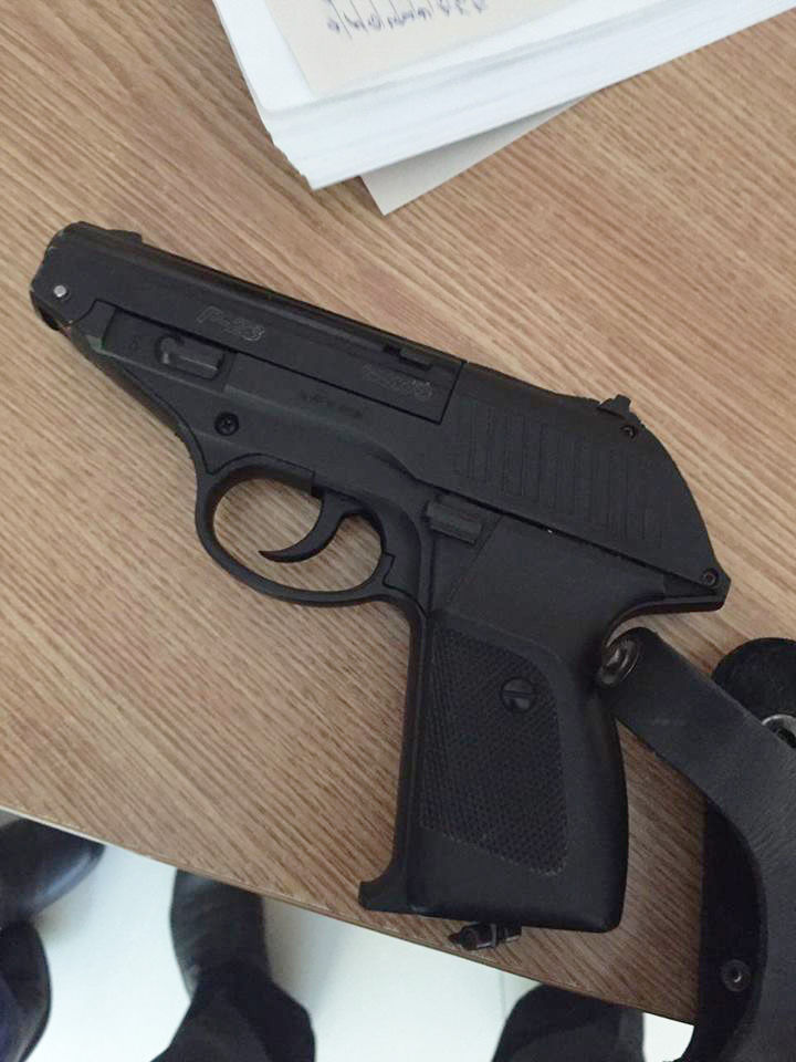 Teribilism în trafic! Un şofer, ameninţat cu arma de un alt conducător auto