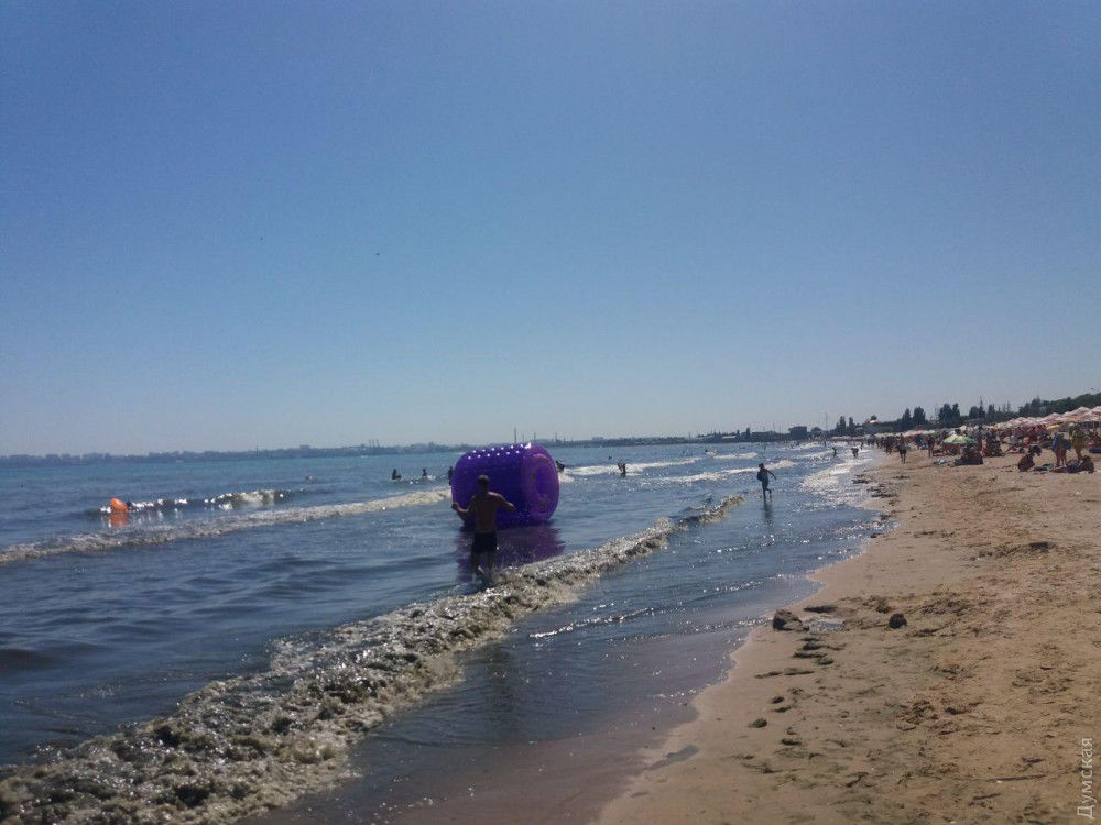 Вода на самом большом естественном пляже Одессы стала черной и дурно пахнет