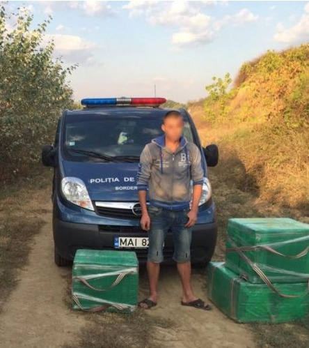 55 mii de țigarete de contrabandă și un moldovean, reținute într-o ambuscadă