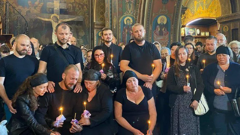 В Виннице прошла церемония прощания с девочкой Лизой, погибшей от ракетного удара