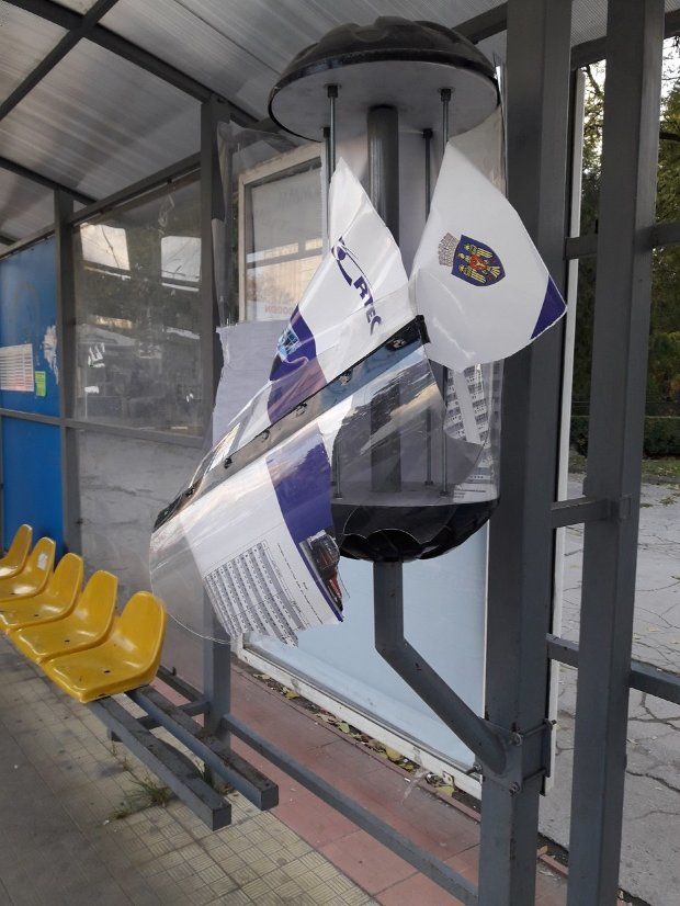 Încă un panou rotativ dintr-o stație de așteptare din Chișinău a fost devastat