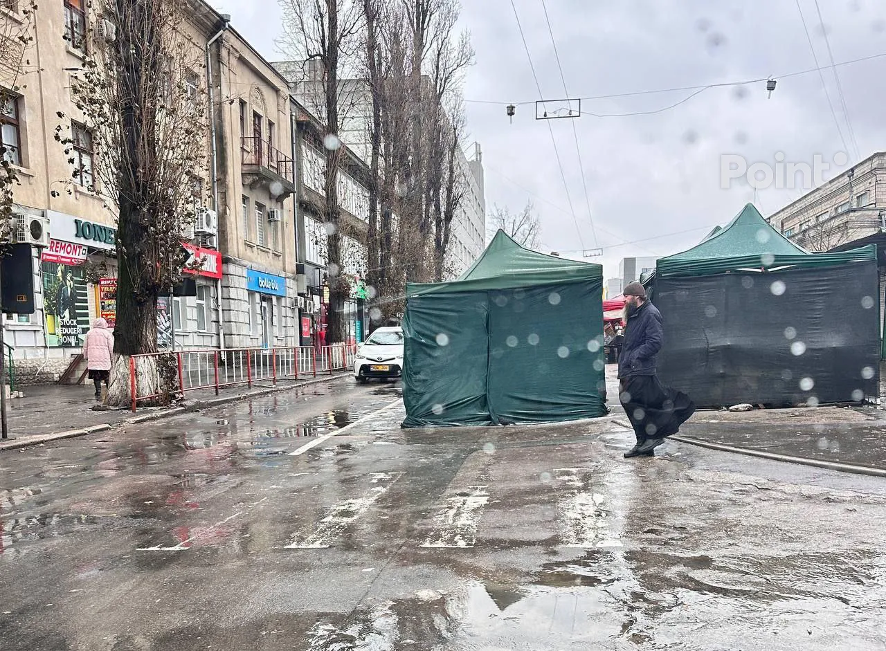 В центре Кишинева торговую палатку установили прямо на проезжей части