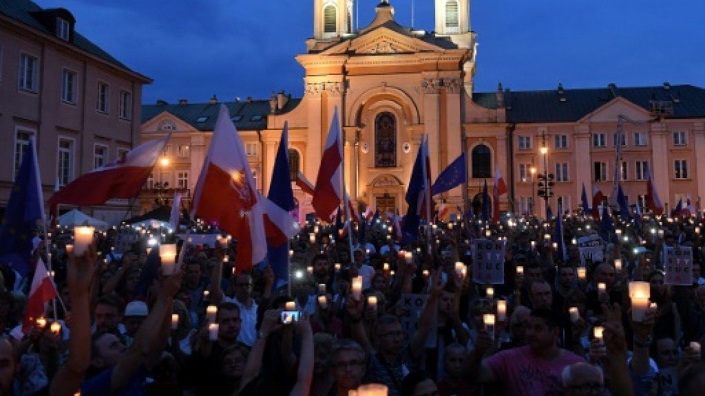 Mii de polonezi au protestat cu lumânări aprinse pentru apărarea justiției