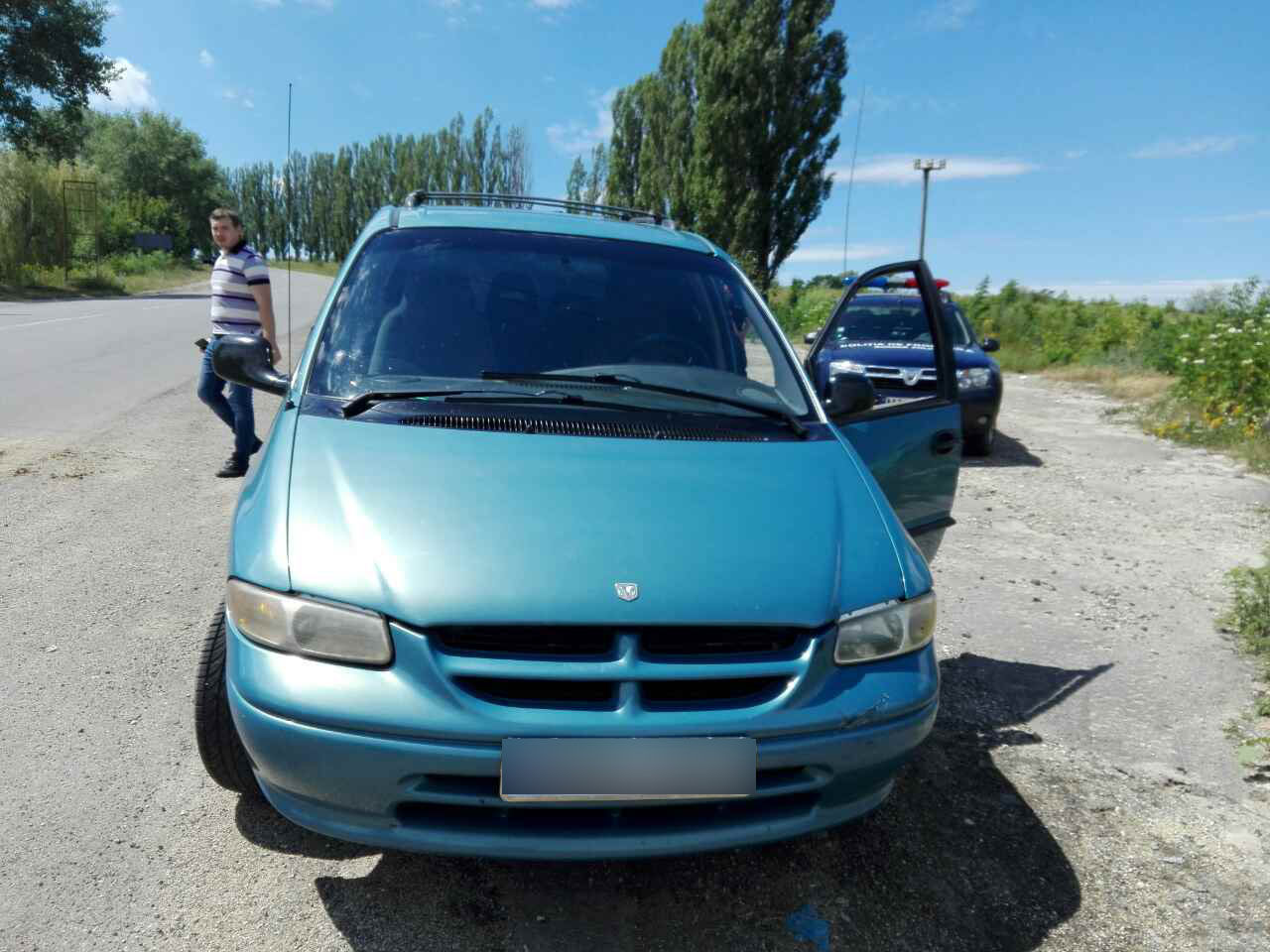 Circa 200 de kg de mezeluri, fără acte de proveniență, găsite într-o mașină