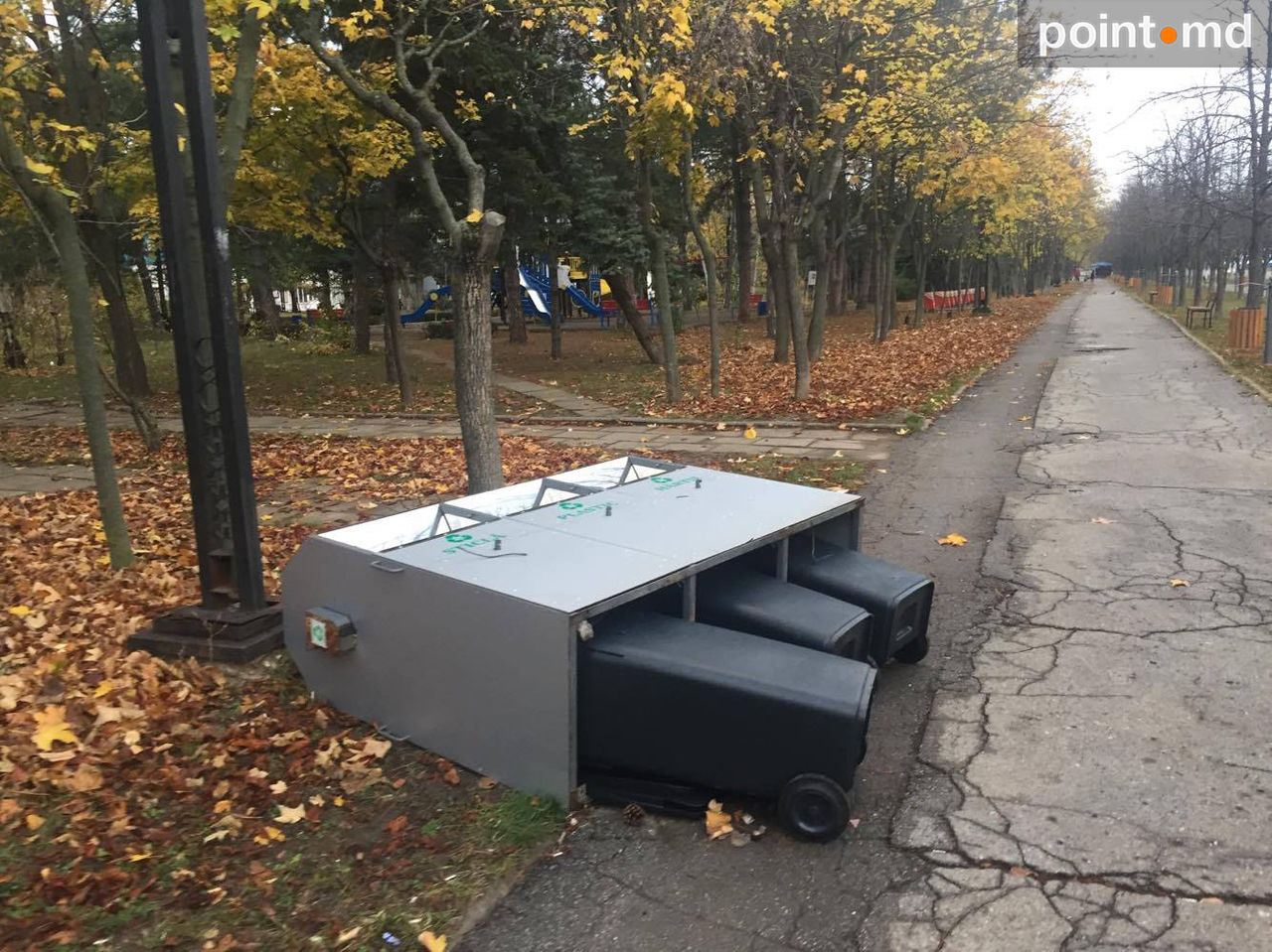 Nesimţire fără margini. Coşuri de gunoi din Capitală, vandalizate