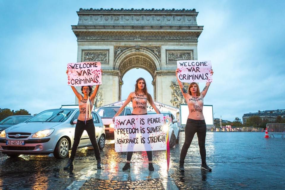 Активистки Femen попытались выступить у Триумфальной арки в Париже