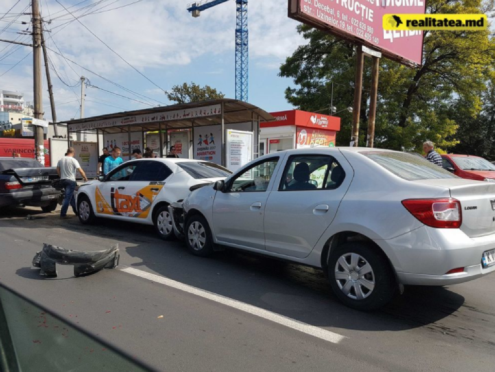 На мосту у Цирка столкнулось три автомобиля, среди которых и одно такси