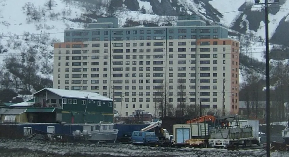 В самом изолированном городе Америки построена всего одна многоэтажка на всех