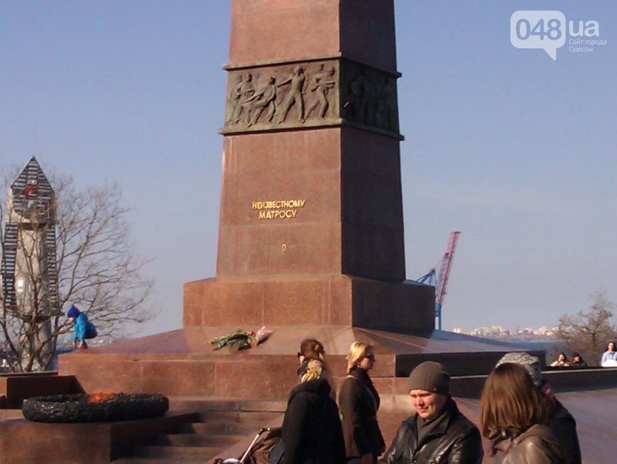 В Одессе неизвестные повредили памятник советским матросам