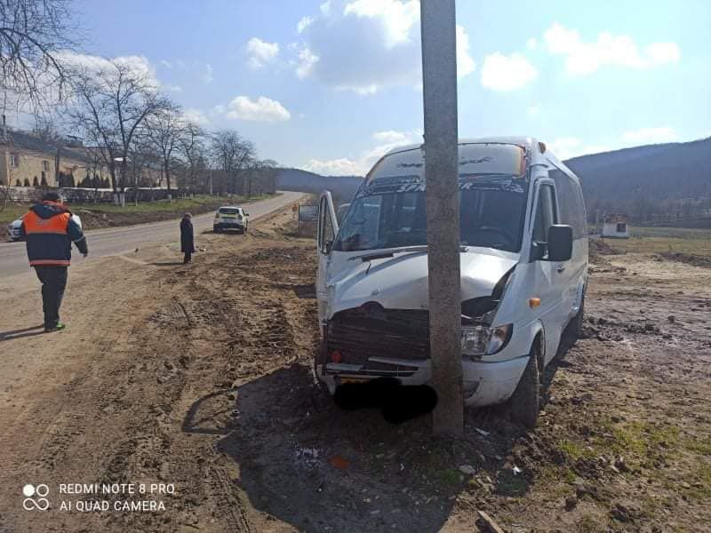 В ДТП с участием рейсового микроавтобуса пострадали четыре человека