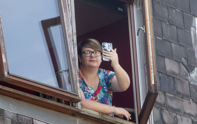 Молния ударила в телефон матери двоих детей, снимавшей грозу на видео