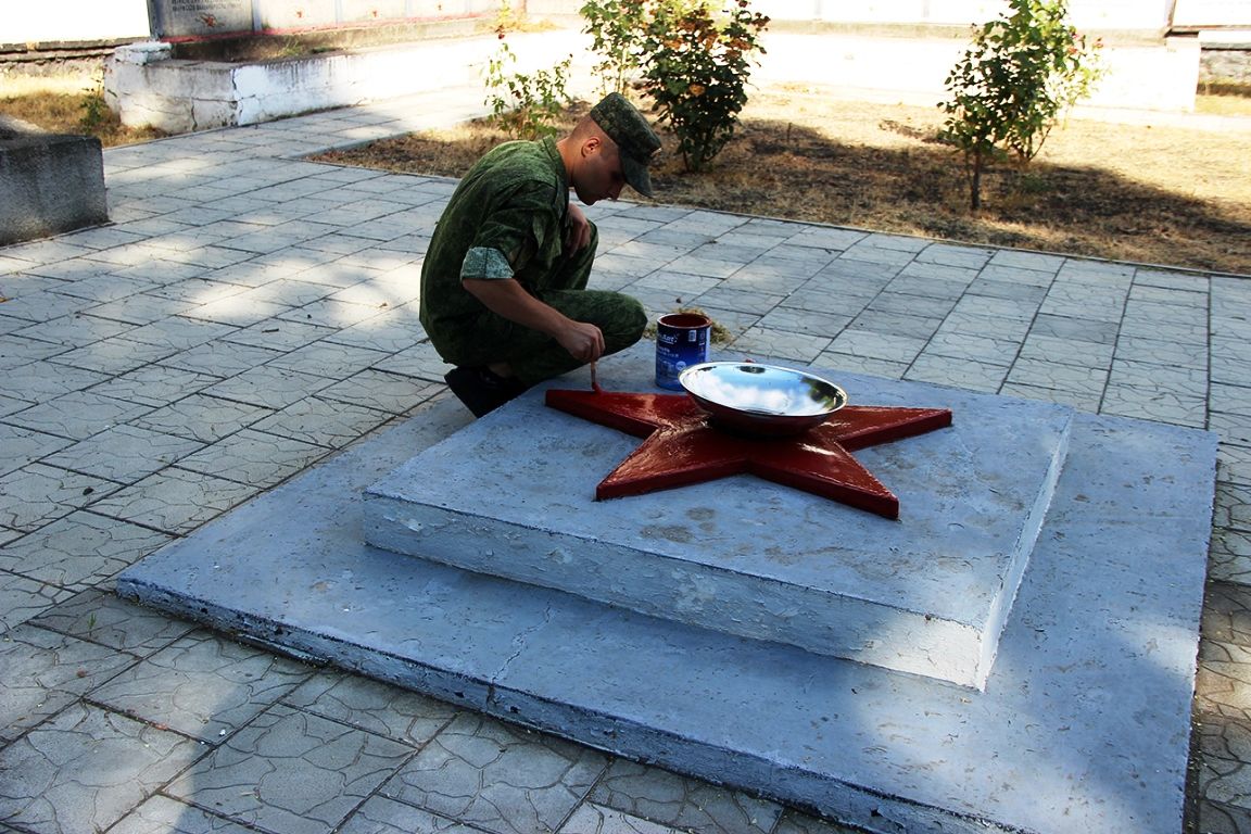 Казаки-пограничники облагородили Мемориал Славы на Ближнем Хуторе