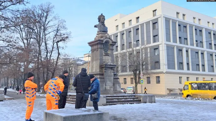 В Днепре демонтировали памятник Пушкину