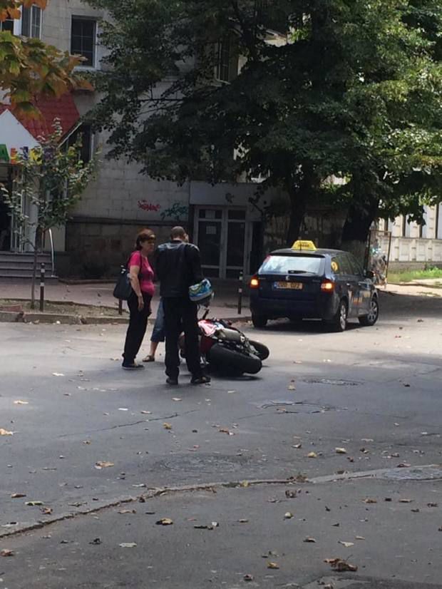 O motocicletă, spulberată pe o stradă din centrul Chișinăului, după ce s-a tamponat cu un taxi