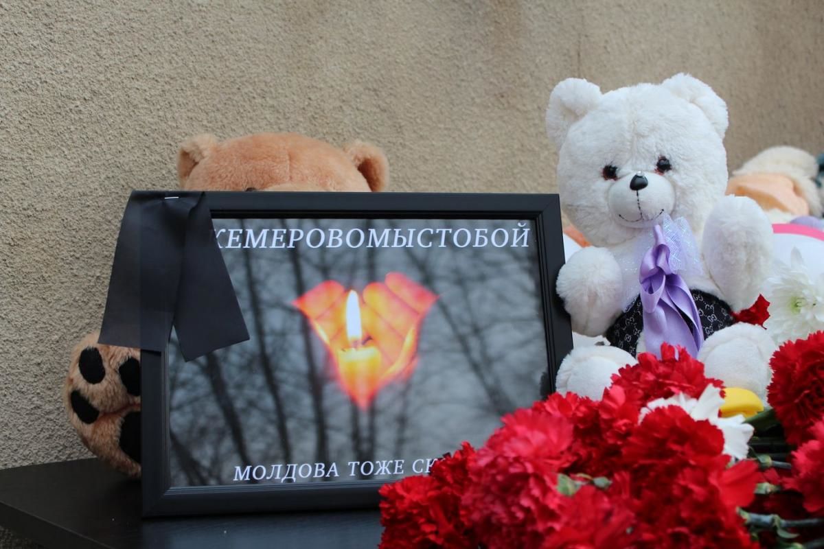 Бельчане запустили белые шары в память о погибших в Кемерово