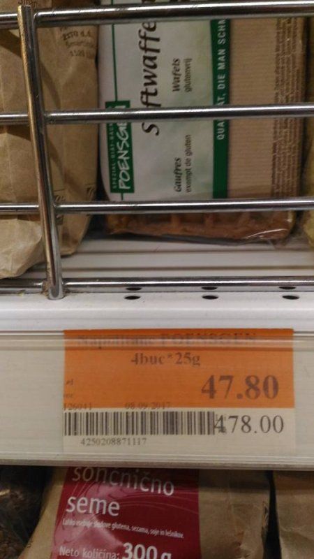 В столичном супермаркете продаются вафли с плесенью