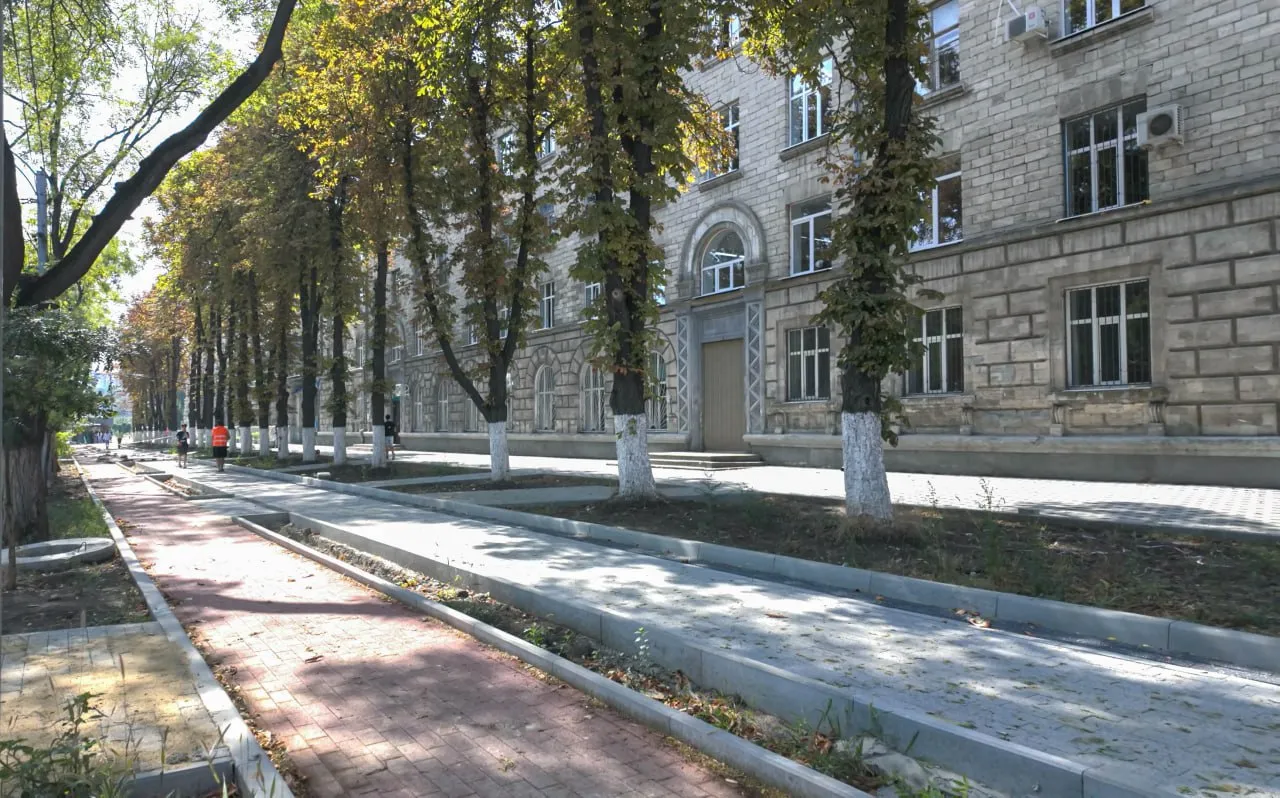 Lucrările de reabilitare a trotuarului de pe bulevardul Iuri Gagarin avansează
