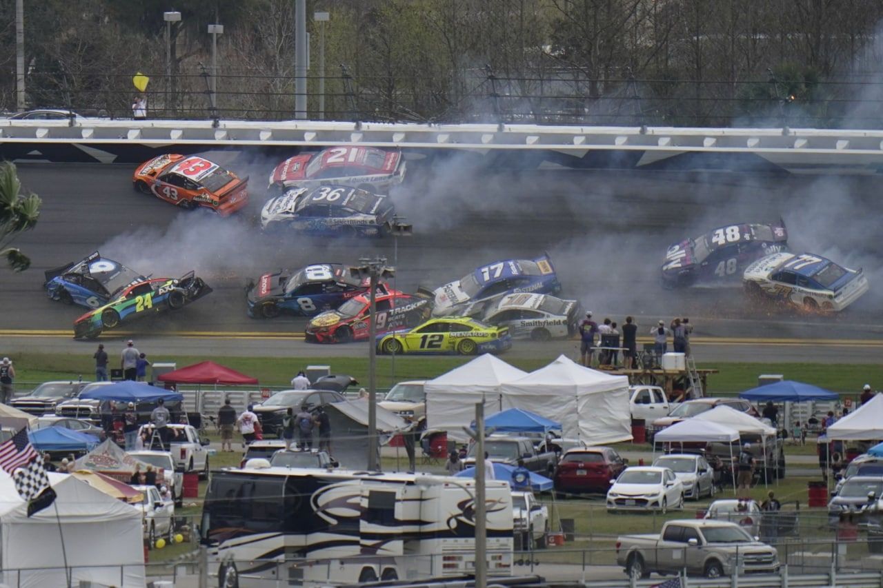 В гонке NASCAR произошла авария с участием 16 автомобилей